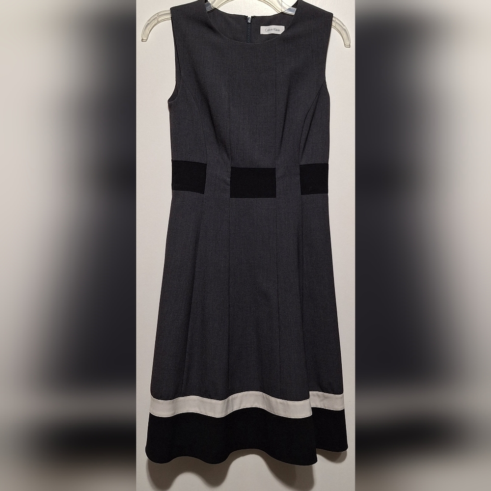 CALVIN KLEIN FITTED GRAY AND BLACK SLEEVELESS SHEATH DRESS, FULLY LINED.
